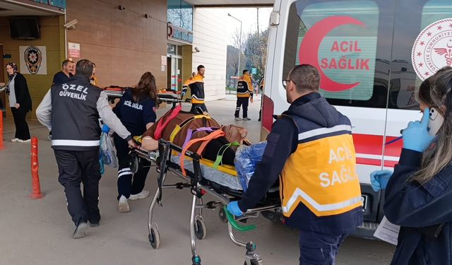 Bursa'da işçi servisi ile hafif ticari araç çarpıştı: 11 yaralı