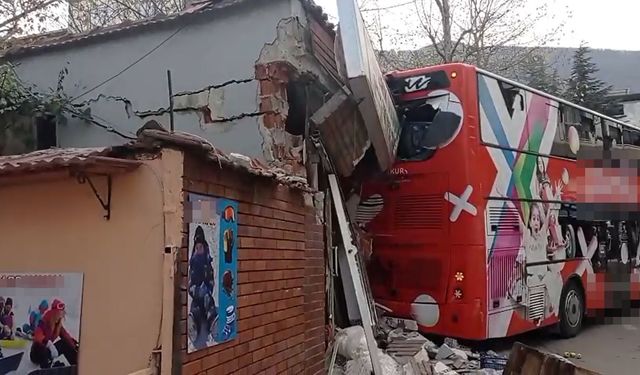 Çift katlı otobüs, otomobil ile manav dükkanına çarptı