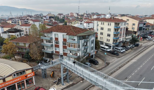Evin içi göründüğü için yıkım kararı verilen üst geçit, 1 metre uzağa yapıldı