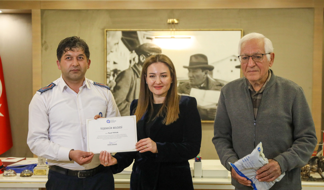 Otobüs şoförü, aracında unutulan içinde 4 bin avro olan çantayı sahibine ulaştırdı