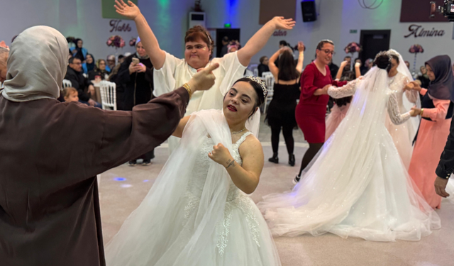 Down sendromlu 7 genç kız, temsili düğünde gelinlik giydi