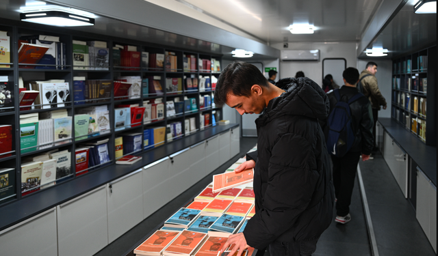 TTK'nın mobil kitap satış mağazası, Ankara'daki üniversite kampüslerinde öğrencilere kapılarını açtı