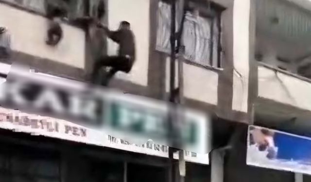 Balkonun demir korkuluğunda asılı kalan çocuğu, vatandaş kurtardı