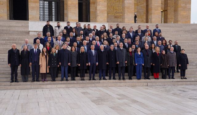 CHP Genel Başkanı Özel, yeni PM ve YDK üyeleriyle Anıtkabir'i ziyaret etti