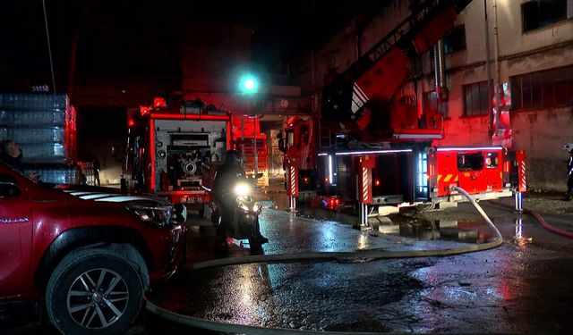 Bakırköy’de kumaş baskı fabrikasında çıkan yangın söndürüldü