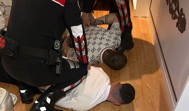 Otel odasına baskın; yatağın altından kalaşnikof çıktı