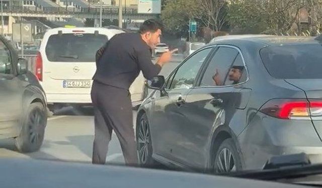 Beşiktaş’ta trafikte yol verme kavgası: Otomobilin camını yumrukladı