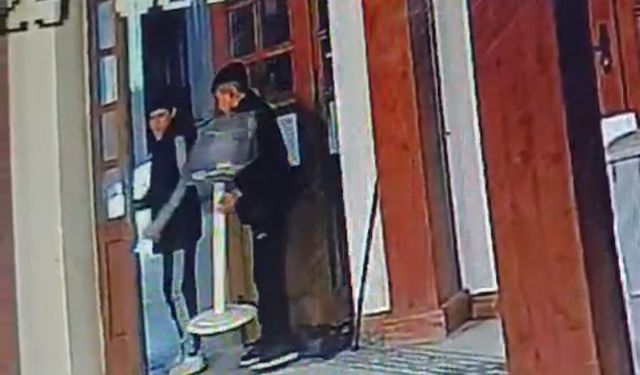 Kadıköy'de camideki yardım kutusu çalındı; o anlar kamerada