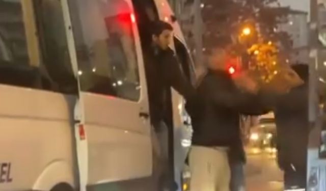 Ümraniye'de servis şoförünün kağıt toplayan kişiye yumruklu saldırısı kamerada