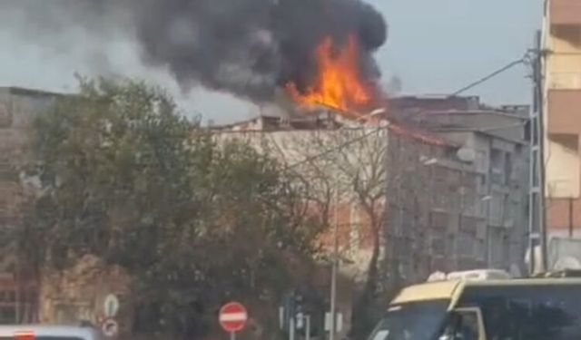 Küçükçekmece'de 5 katlı binanın çatısında çıkan yangın söndürüldü