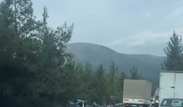 Kamyonetle otomobil çarpıştı: 2 ölü, 1'i ağır 2 yaralı