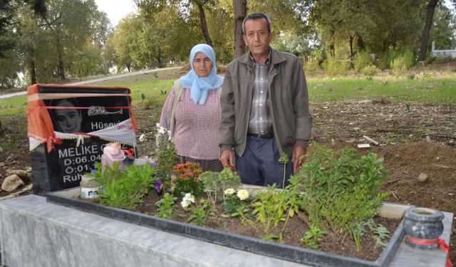 Kızının mezarındaki çiçekleri çalanlardan şikayetçi oldu