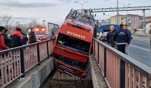 Lastiği patlayan itfaiye aracı, iki köprü arasına sıkıştı; 3 yaralı