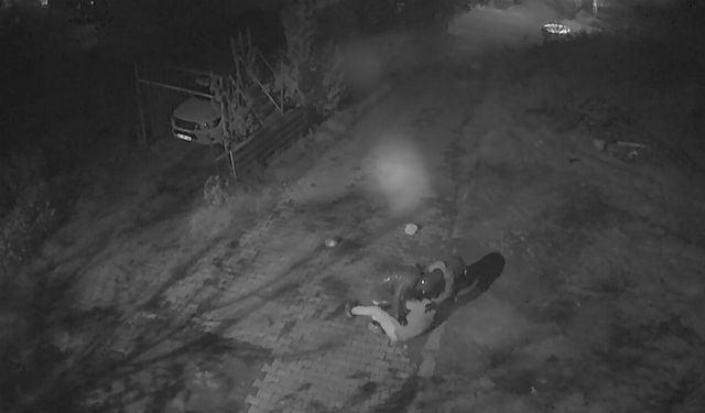 Motosikletli şüpheliler altın dolu çantayı gasbetti; o anlar kamerada