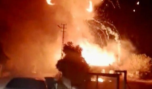 Mutfak tüpü depolanan evde çıkan yangında patlama anları kamerada