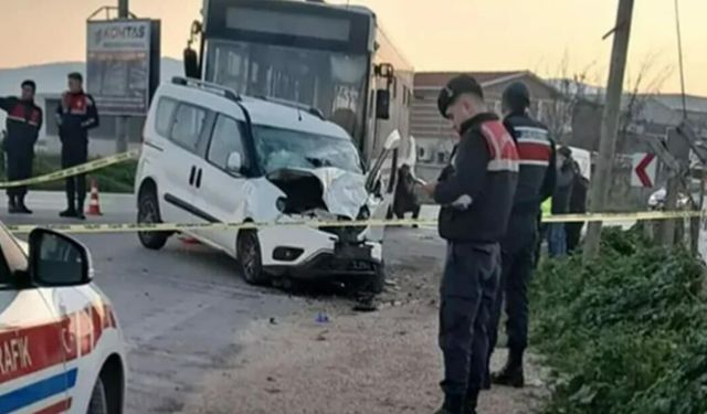 Otobüsle hafif ticari araç çarpıştı: 1 ölü, 2 yaralı