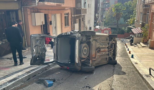 Park halindeyken hareket eden hafif ticari araç, duvara çarpıp devrildi