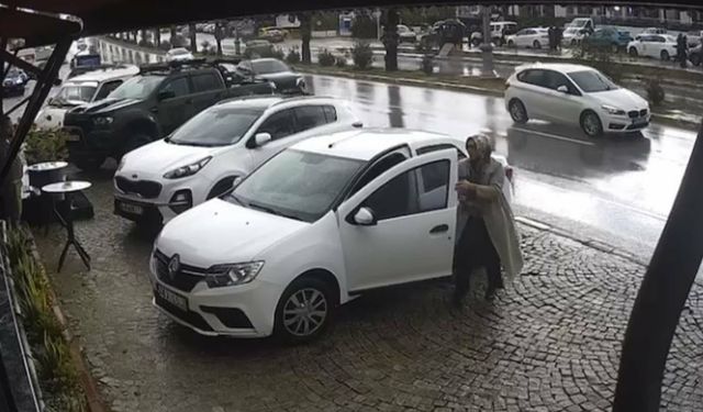 Sürücüsünün el frenini çekmeyi unuttuğu otomobil, kazaya neden oldu