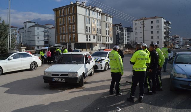 Takiple yakalanan sürücünün ağlayan çocuklarını polis sakinleştirdi
