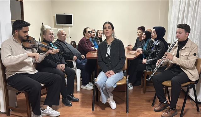 Müzik tutkunu 12 görme engelli koroda yeteneklerini sergiliyor