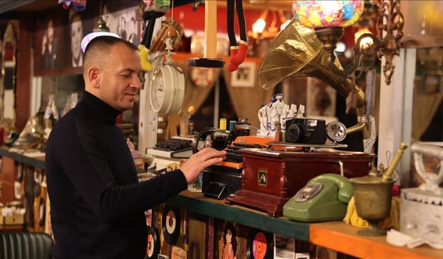 Dedesinin 85 yıllık sefer tasıyla başladığı antika koleksiyonunu restoranında sergiliyor