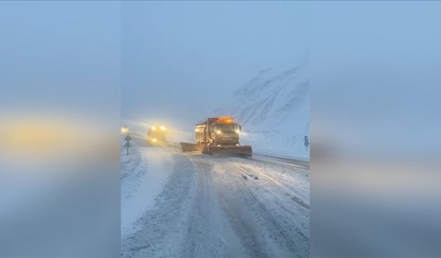 Kar yağışıyla birlikte KGM ekipleri de görev başına geçti
