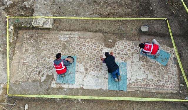 Hatay'da temel kazısında Geç Antik Çağ'a ait mozaik bulundu