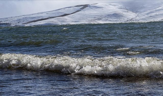 Çıldır Gölü'nün donan kıyıları dalgaların etkisiyle çözüldü