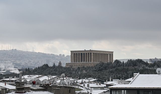 Ankara'da yeni yılın ilk gününde kar yağışı etkili oluyor