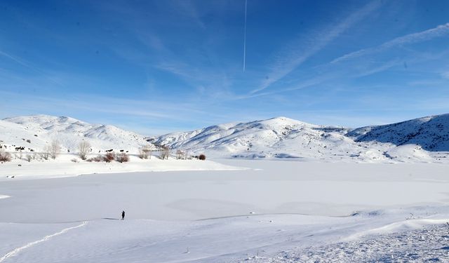 Sivas'ta Yıldız Göleti'nin yüzeyi buz tuttu
