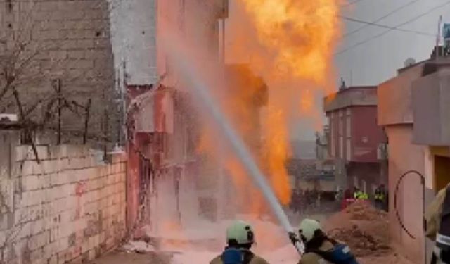 Altyapı çalışmasında doğal gaz hattında patlama oldu; mahsur kalanları itfaiye kurtardı
