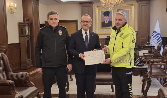 Ayağındaki çorabı üşüyen çocuğa veren polise teşekkür plaketi