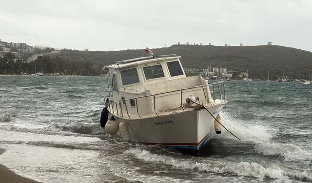 Bodrum’da fırtına; tekne karaya vurdu, feribot seferleri iptal edildi