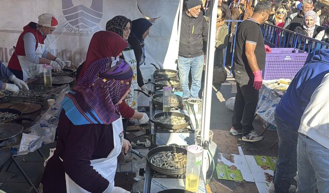 Bodrum’da Hamsi Festivali’nde 3 ton hamsi dağıtıldı, 100 metrelik kuyruk oluştu