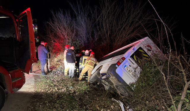 Bartın'da minibüs şarampole devrildi; 4 yaralı