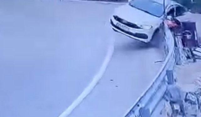 Virajlı yolda otomobilin bariyerlere çarptığı kaza kamerada