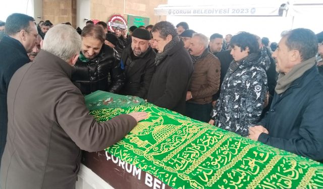 Gazeteci Cüneyt Özdemir'in annesi Çorum'da toprağa verildi