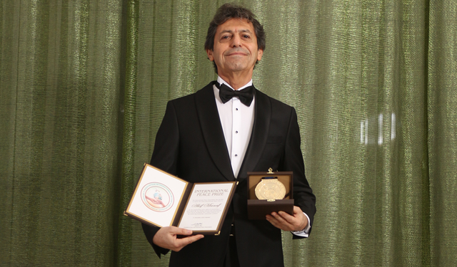Dünyaca ünlü yazar Akif Manaf 2025 yılı International Peace Prize Ödülü’nü aldı