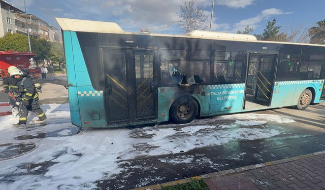 Halk otobüsü, motor bölümünden alev aldı
