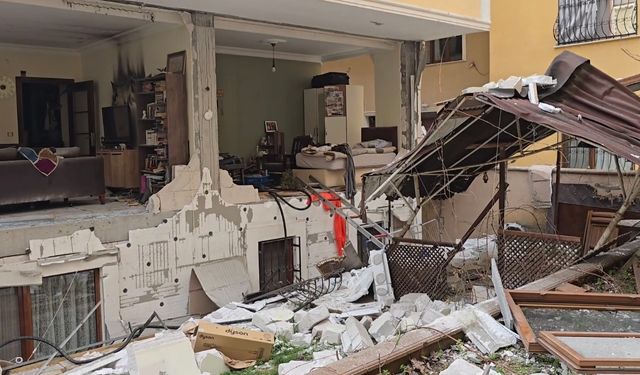 Ataşehir'de 3 katlı binada doğal gaz patlaması; ortalık savaş alanına döndü