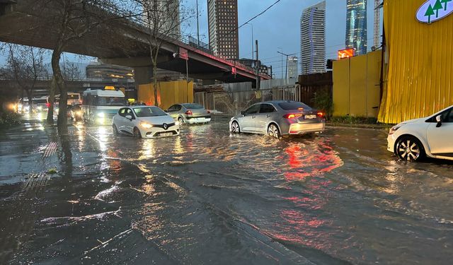 İzmir’de sağanak hayatı olumsuz etkiledi