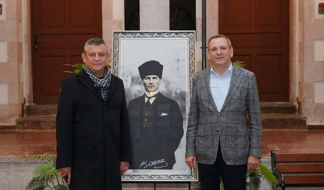 Özgür Özel, Ayvalık Belediyesi'ni ziyaret etti