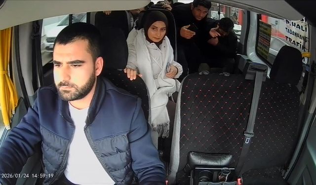 Sakarya'da minibüs şoförünün fenalaşan yolcuyu hastaneye yetiştirmesi kamerada
