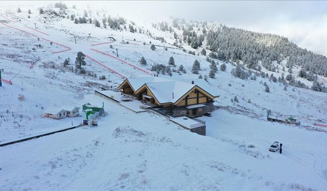 Kayak merkezlerinde en fazla kar kalınlığı 210 santimetreyle Kartalkaya'da ölçüldü