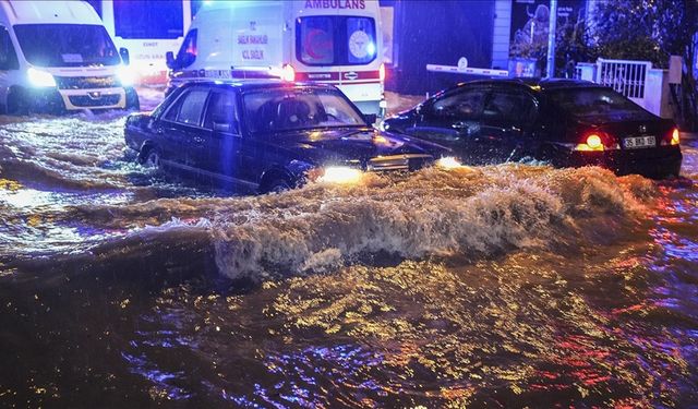 İzmir'de kuvvetli sağanak ve fırtına yaşamı olumsuz etkiledi