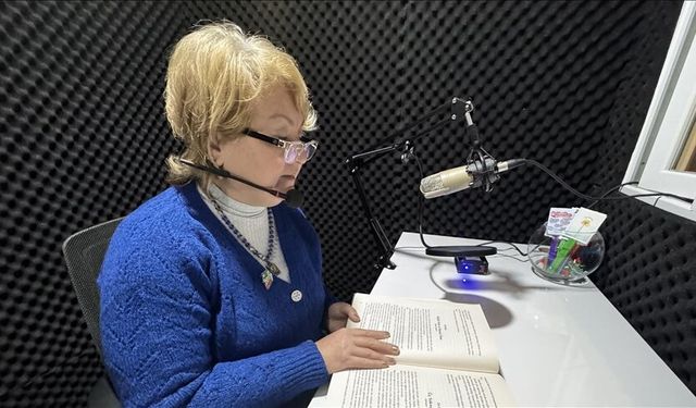 Gönüllüler, görme engelliler için kitapları "konuşturuyor"