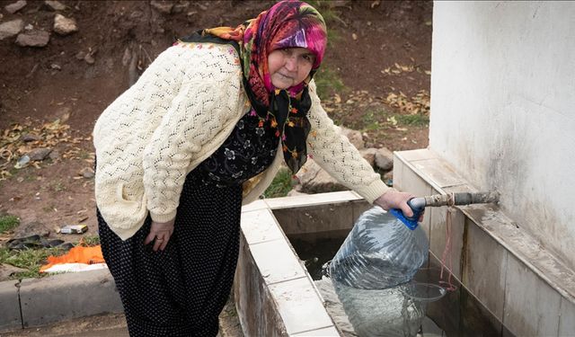 Başkentte su kesintisinden etkilenen vatandaşlar çeşmelerden su temin ediyor