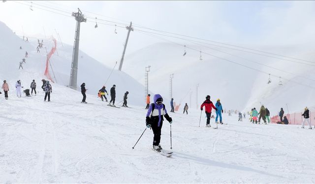 Kayak merkezlerinde yeni yılın ilk gününde yoğunluk yaşandı