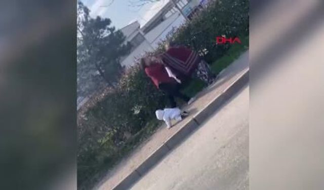Bursa'da iki kadın dilencinin yanlarındaki bebeğe rağmen yer kavgası kamerada