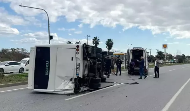 Hafif ticari aracın çarptığı midibüs devrildi, 7 kişi yaralandı; kaza kamerada
